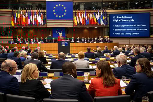  Eine Visualisierung zeigt eine Sitzung des EU-Parlaments, in der die Resolution zur „European technological sovereignty and digital infrastructure“ verabschiedet wird.