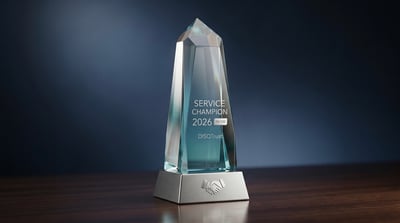  Das Bild zeigt die Auszeichnung für SecureCloud als „Service Champion 2026“ mit 79 von 100 Punkten (KI-generiert).